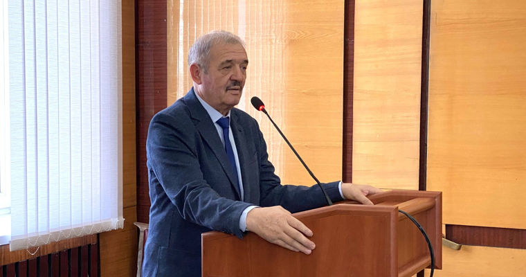 Преподаватель университета признан виновным в домогательствах и коррупции, но продолжает работать.