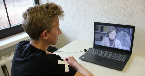 Родители и ученики обеспокоены переходом на дистанционное обучение.