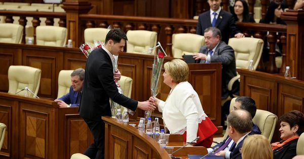 Polemici în Parlament: Femeia este egalată cu o sumă de bani. Foto: mamaplus.md
