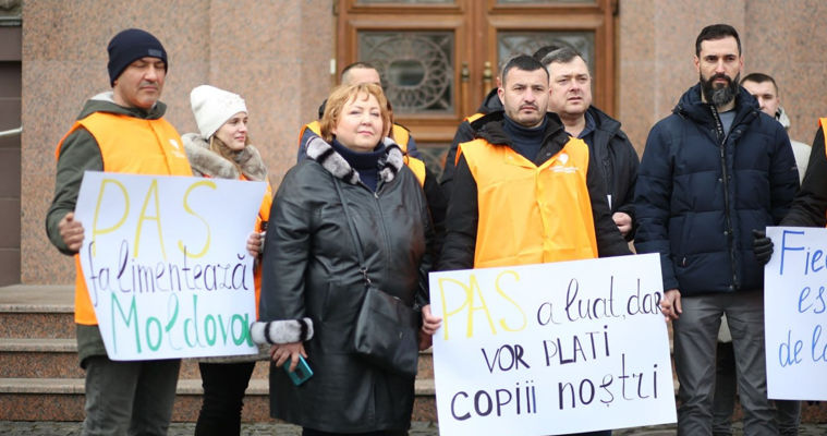 Активисты партии "Сердце Молдовы" провели протест у здания министерства финансов.