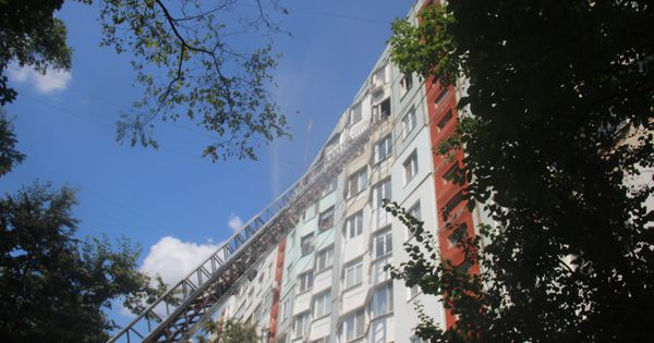 Подробности пожара на Чеканах: в горящей квартире были люди.