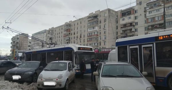 Инцидент произошел из-за неправильно припаркованного автомобиля на Московском проспекте. 