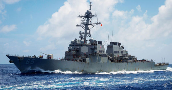 Китай обвинил эсминец ВМС США во вторжении в территориальные воды страны.