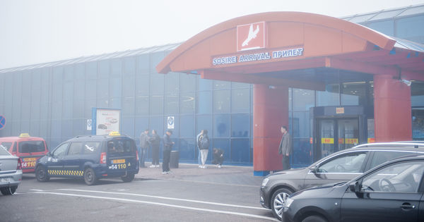 Густой туман внёс коррективы в работу аэропорта.