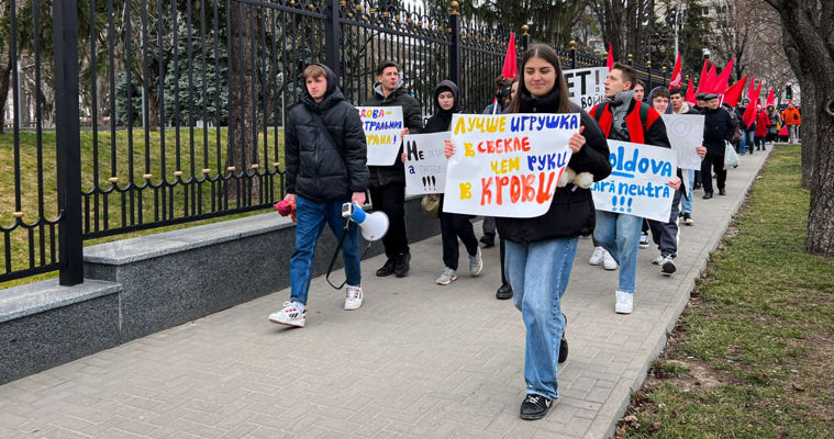 Члены партии „Возрождение” и её сторонники устроили акцию протеста.