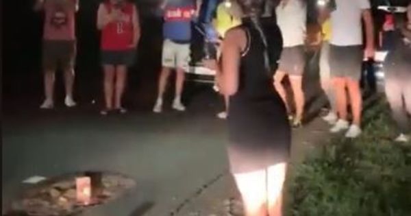 Aniversare Inedită O Groapă In Asfalt Sărbătorită Cu Flori și Tort