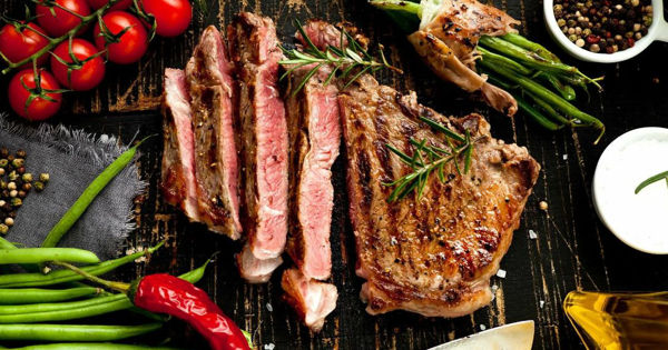 Диетолог назвала категории людей, которым нельзя есть мясо.