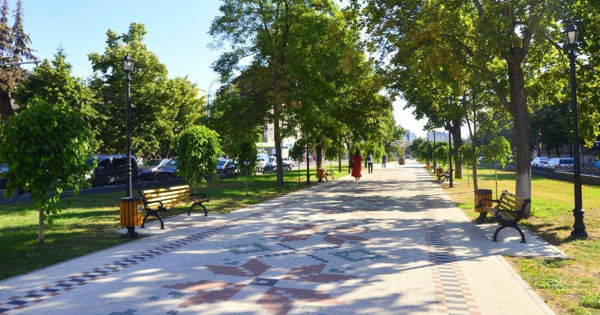 На аллее Григоре Виеру отремонтированы тротуары.
