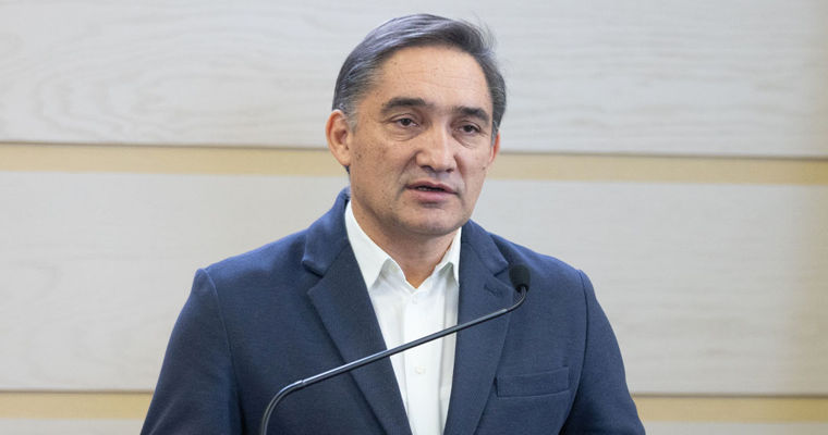 Стояногло: Население сокращается, экономика падает, но штат госслужащих растёт.