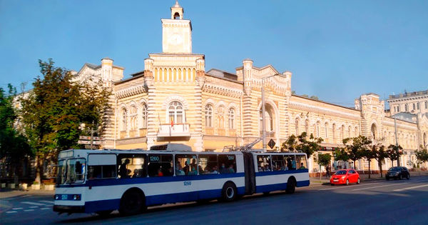 Движение общественного транспорта в воскресенье приостановят.