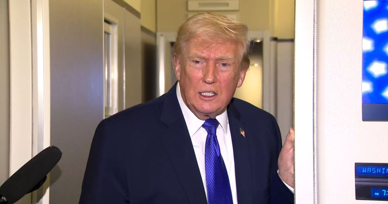 Трамп: Украине лучше сесть за стол переговоров, как можно скорее.