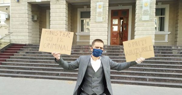 Мужчина, оштрафованный на 25 тысяч леев, протестовал перед зданием МВД