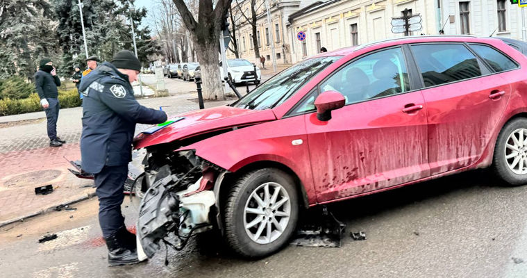 В центре Кишинева произошло ДТП: столкнулись два автомобиля.