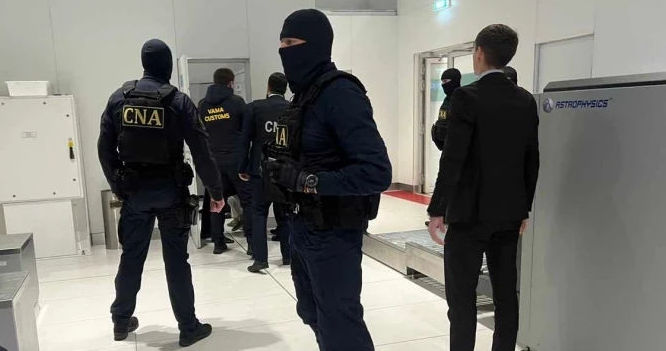 Обыски в аэропорту: задержаны три таможенных инспектора.