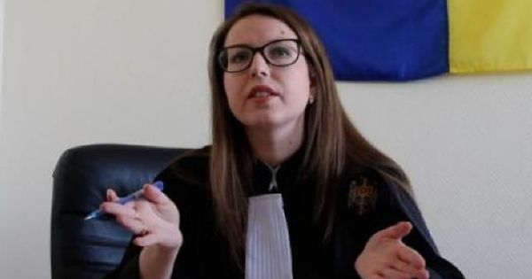 Судья отметила, что происходящее в обществе влияет на нее, но не потому, что это унижает ее лично, а потому что дискредитирует образ правосудия и всех судей. Фото: realitatea.md.