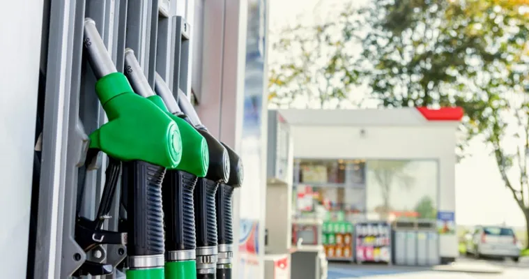 Prețul benzinei trece de 32 de lei litrul. Cât va costa motorina
