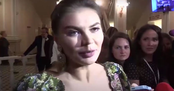 Кабаева послала воздушный поцелуй российским футболистам и поблагодарила их за игру.