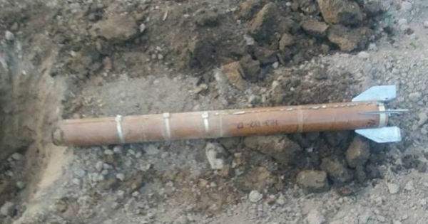 Мужчина нашел в поле противоградовую ракету и забрал ее домой.