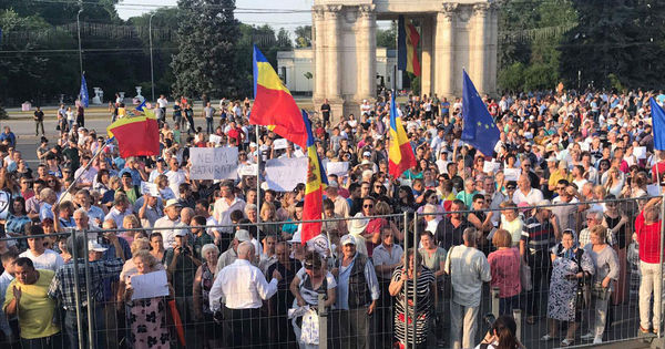 Десятки полицейских оцепили здание правительства.