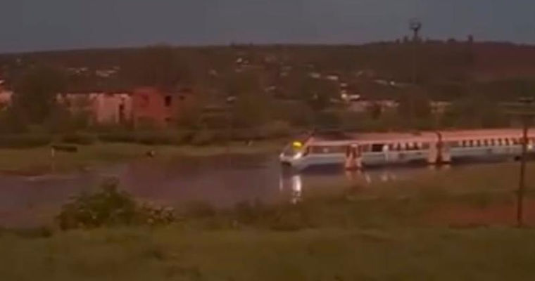 В Унгенском районе из-за сильного ливня заблокировано движение поезда.