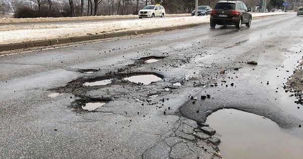 Опасный участок дороги, ведущий к аэропорту, до сих пор не отремонтировали.