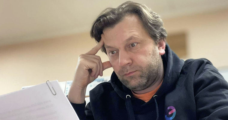 Алайба владеет домом, 3 квартирами, авто и 6 банковскими счетами.
