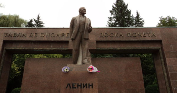 Люди, пришедшие почтить память Владимира Ленина, с ностальгией вспоминали о Советском Союзе. Фото: vitaliikozak.photoshare.ru