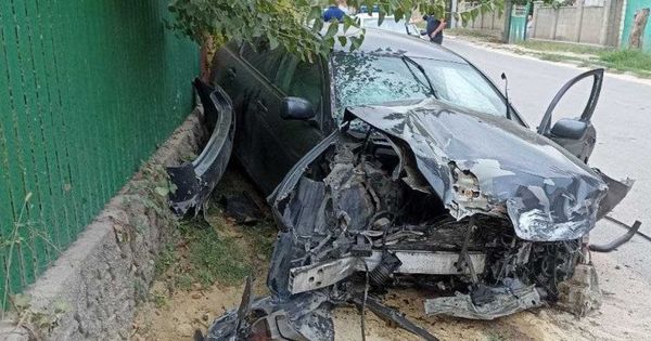 В Оргееве Lexus влетел в забор: авто превратилось в груду металла, водитель ранен.