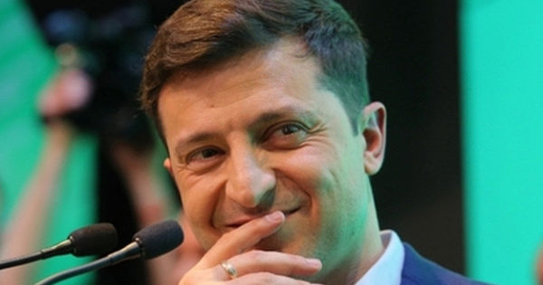 Зеленский предложил выдавать паспорта украинцам из "дружественных стран".