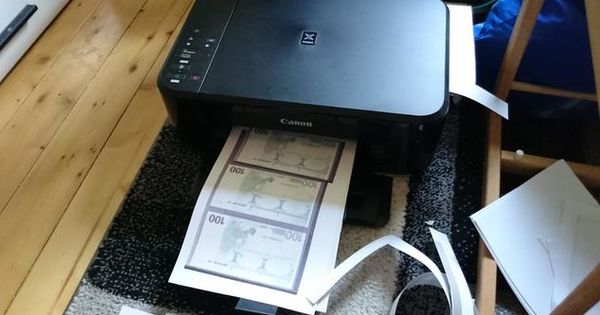 Все фальшивые деньги, по словам правоохранителей, были довольно легко отличимы от настоящих. 
