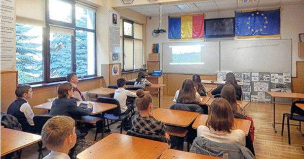В Румынии сократили учебные часы, родители требуют упростить программу.