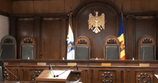 Судьи Конституционного суда избирают председателя тайным голосованием .
