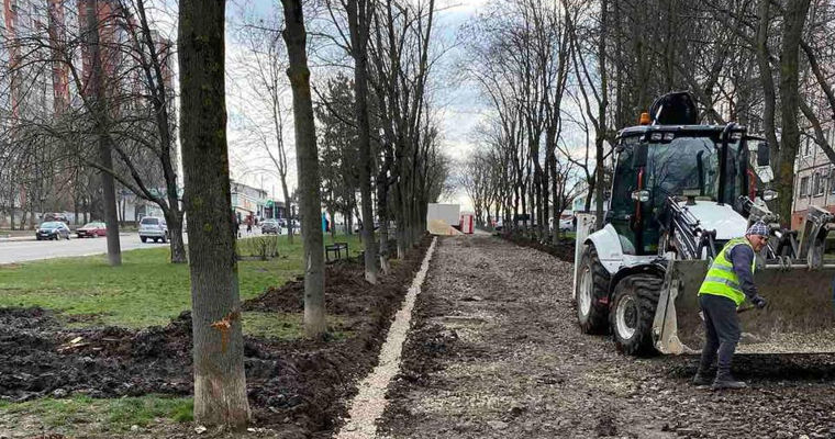 Продолжаются работы по ремонту тротуаров в столичном секторе Ботаника.