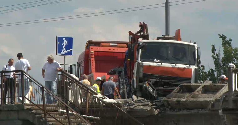 Camionul care a căzut de pe podul de pe strada Ismail a fost remorcat cu succes.