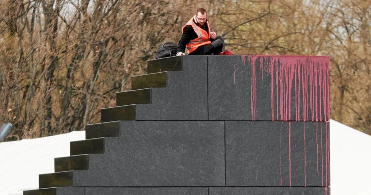 Un eco-activist a turnat sânge artificial pe un monument al victimelor catastrofei de la Smolensk din Varșovia.