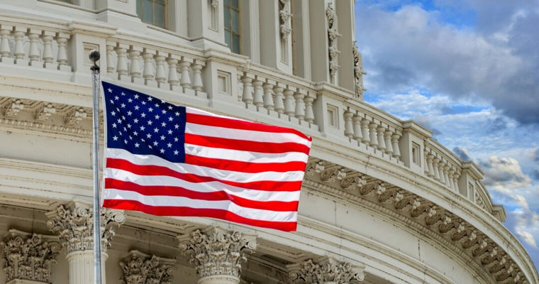 Конгресс США одобрил уголовное наказание за распространение интимных фото.