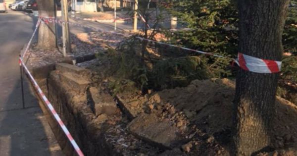 Clădirea Parlamentului, înconjurată de gard. Cât costă lucrările de construcţie