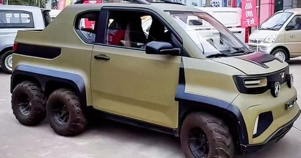 В Китае засняли невероятный шестиколесный электромобиль.