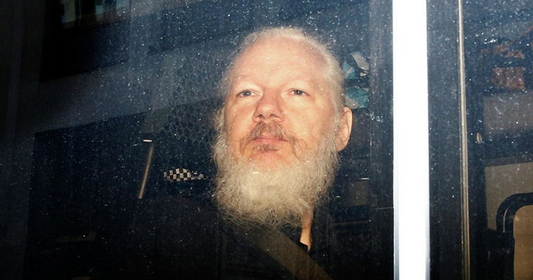 Основателя WikiLeaks Джулиан Ассанж.