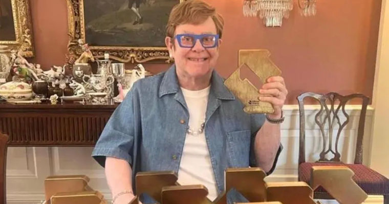Elton John, în fruntea topului britanic cu noul său album pentru a 10-a oară.