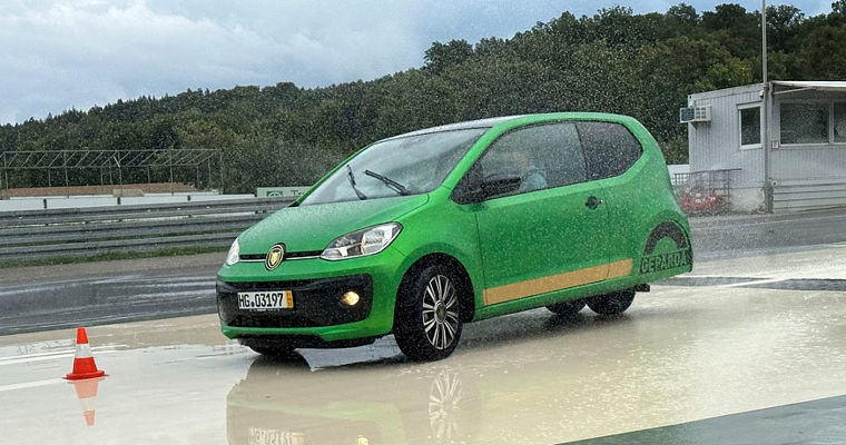Volkswagen представил трехколесный автомобиль: для начинающих водителей.
