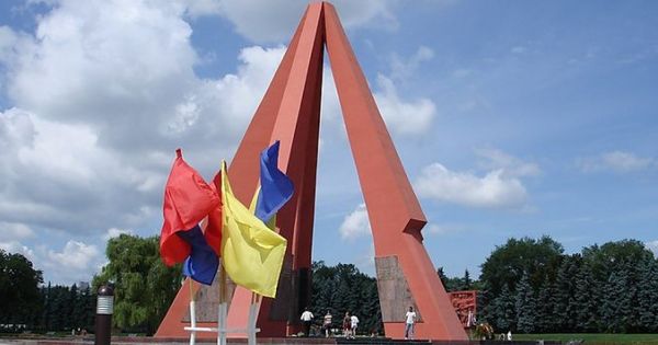 Полиция также считает, что венки с памятника сняли охотники за цветным металлом.