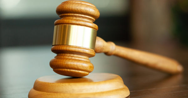 Полицейский и адвокат попали на скамью подсудимых по обвинению в коррупции.