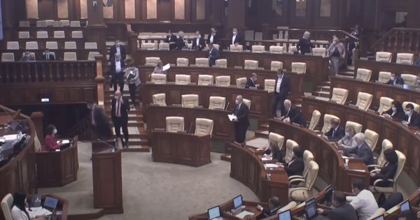 Депутаты БКС покинули заседание парламента в знак протеста.