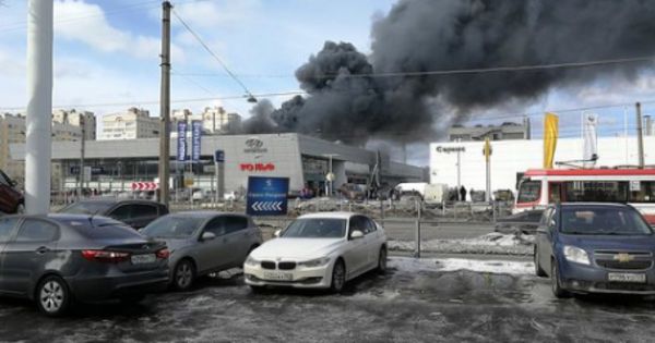 Un salon auto din Sankt Petersburg a fost cuprins de flăcări.