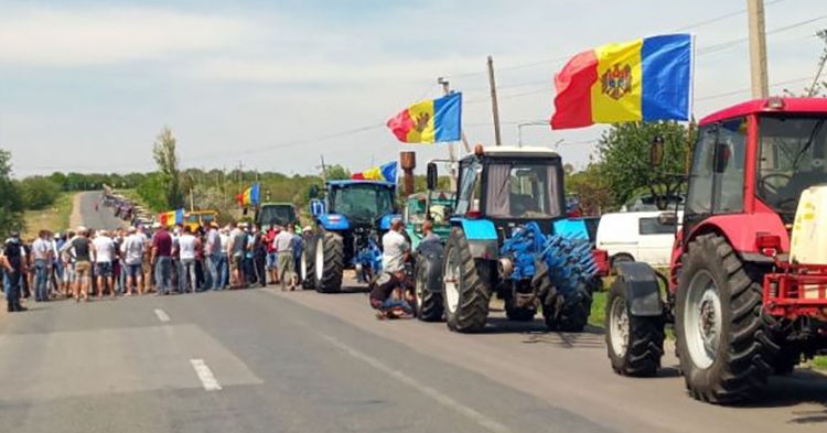 Фермеры в районах Молдовы выведут сегодня на улицы технику в знак протеста.