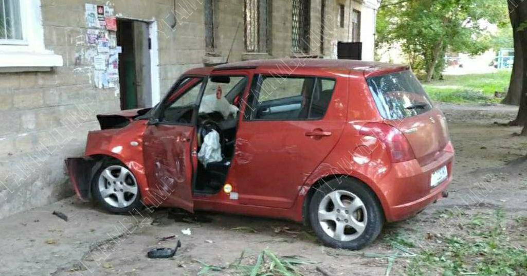 В Бендерах авто врезалось в стену дома.