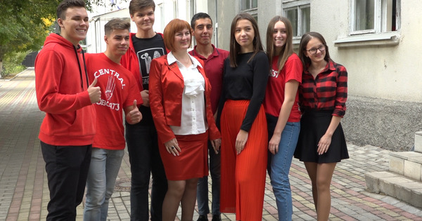 В Бельцах школьники и учителя пришли в лицей в красном.