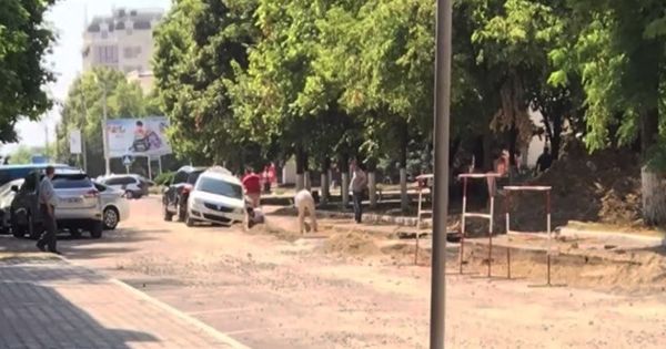 В Тирасполе два автомобиля провалились в траншеи от ремонтных работ.