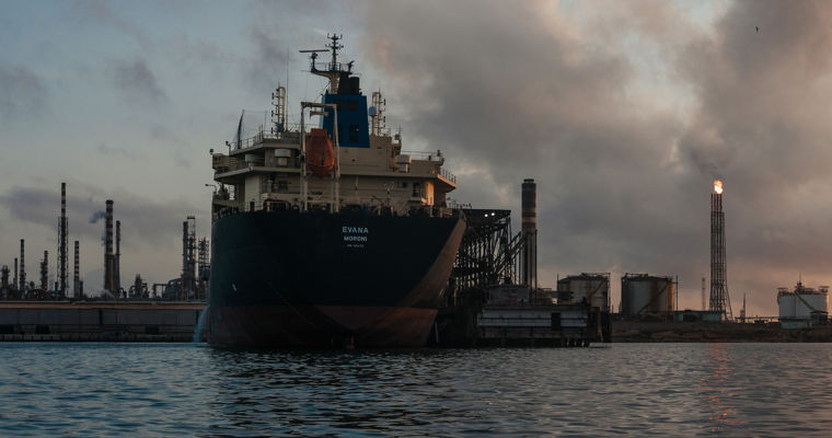 Американская Exxon Mobil готовится начать добычу нефти в Венесуэле.